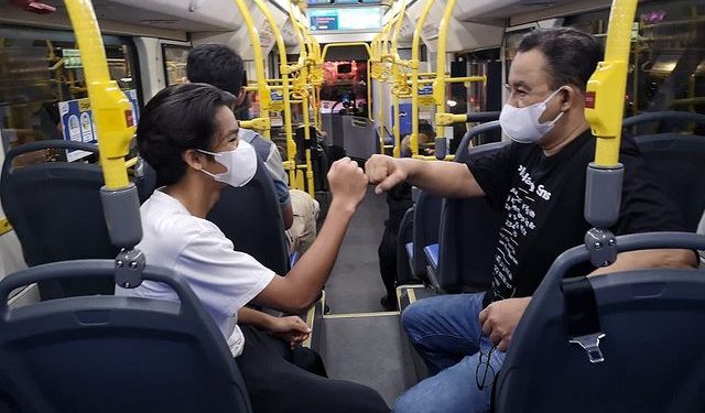 Anies Unggah Naik Bus Transjakarta Listrik