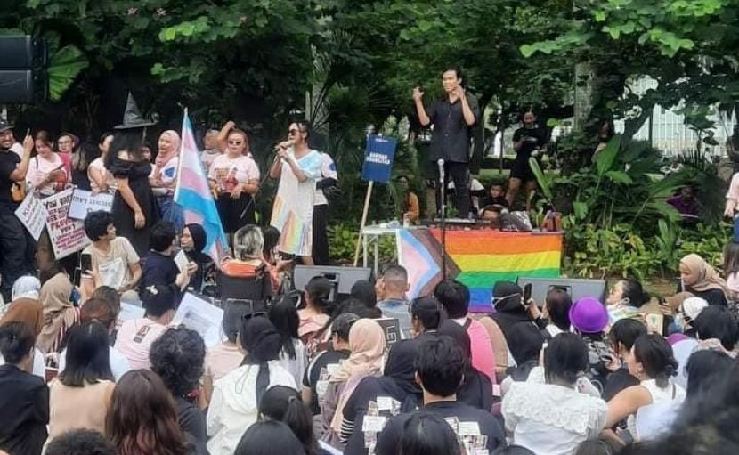 Sekelompok Pemuda Gelar Aksi di Monas Kibarkan Bendera LGBT