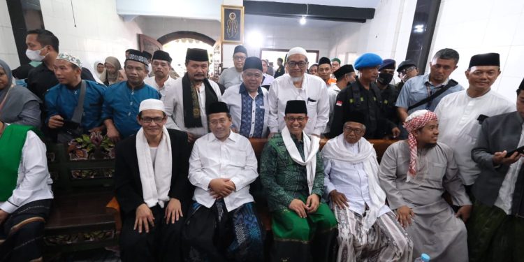Kehadiran Anies Justru Disambut Ramah Warga Surabaya