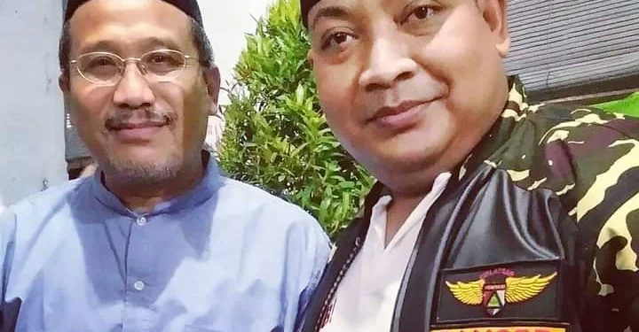 KH Nasirul Mahasin (kiri) bersama seorang anggota Banser