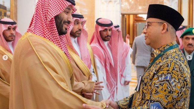 Media Resmi Arab Saudi Pamer Foto Anies Jabat Tangan Pangeran MBS di Makkah