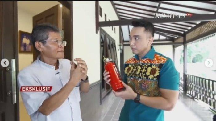 Penemu Niku Banyu (Nikuba), Aryanto Misel menunjukkan APAR berbahan baku kulit singkong kepada Aiman Witjaksono dalam wawancara eksklusif di Kompas TV.