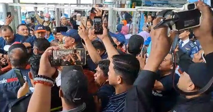 Ratusan Warga Sambut Anies Begitu Tiba di Makassar untuk Hadiri Undangan Apeksi