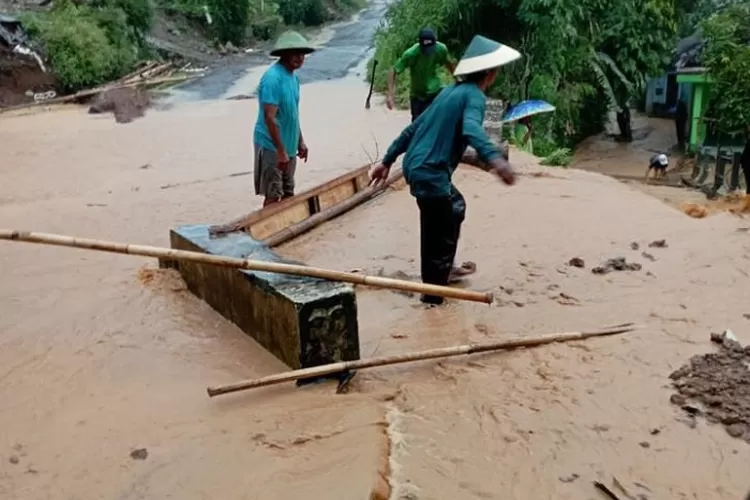 Wadas Banjir Akibat Pembukaan Akses Jalan ke Tambang Andesit