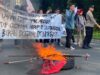 Himpunan Mahasiswa Indonesia (HMI) melakukan aksi dengan membakar bendera PDIP sebagai bentuk perlawanan kepada partai penguasa yang dinilai arogan atas kasus Rocky Gerung