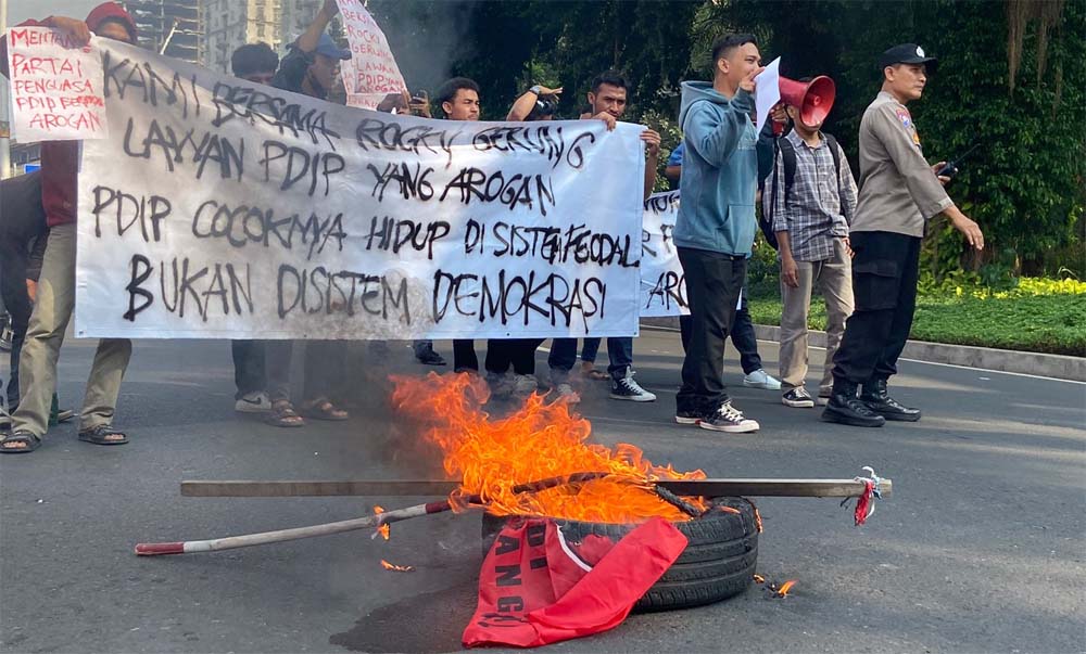 Himpunan Mahasiswa Indonesia (HMI) melakukan aksi dengan membakar bendera PDIP sebagai bentuk perlawanan kepada partai penguasa yang dinilai arogan atas kasus Rocky Gerung