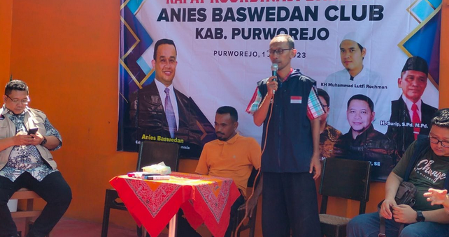 M. Agus Achidin (berdiri) saat menjadi pembicara diskusi panel yang digelar simpul relawan Anies di Purworejo beberapa waktu lalu.