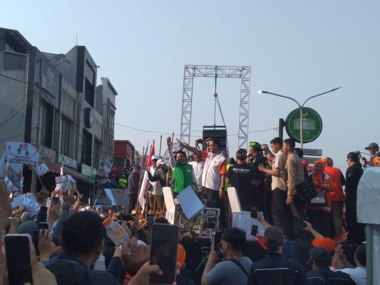 Anies Baswedan-Muhaimin Iskandar Jalan Sehat Bersama Warga, Ribuan Massa Padati Depok