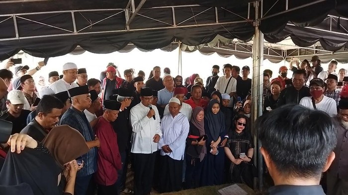 Anies Hadiri Pemakaman Politikus PDIP Gembong Warsono: Beliau Orang Baik