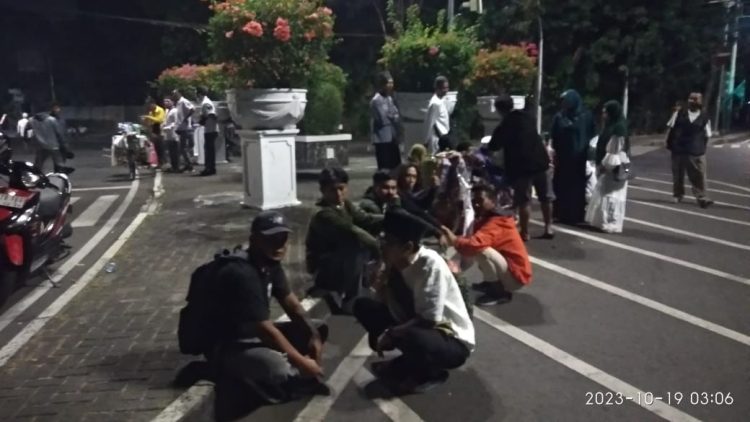 Relawan Rela Nginap di Masjid-masjid Sekitar KPU, Siap Antar AMIN Daftar ke KPU