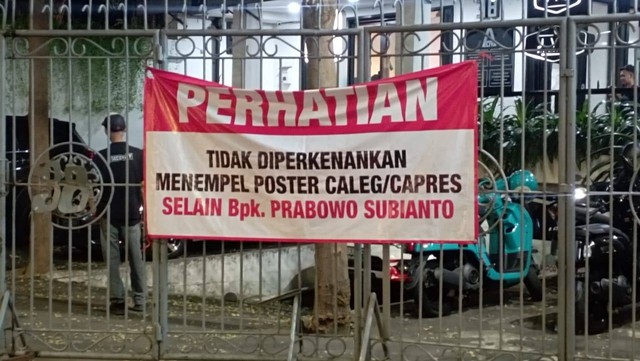 Ada Spanduk 'Selain Prabowo Dilarang Pasang Poster' di Dekat MRT Haji Nawi