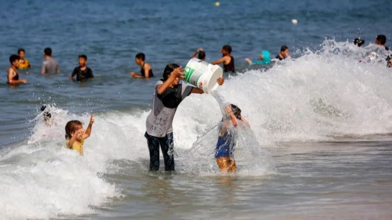 Air Bersih Langka, Warga Gaza Mandi dan Mencuci di Laut